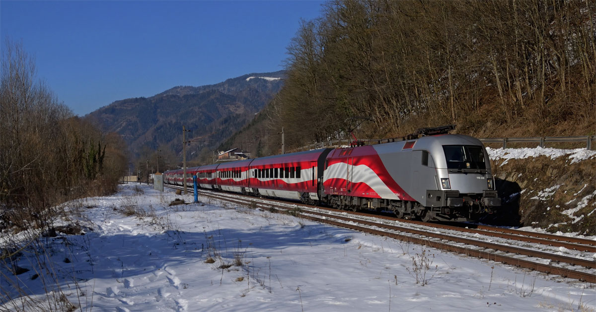 ÖBB 1116 249 mit ihren Fahnen RJ Garnitur 49 als RJ 653 von Wien Hbf nach Graz Hbf bei Pernegg, 04.02.2015