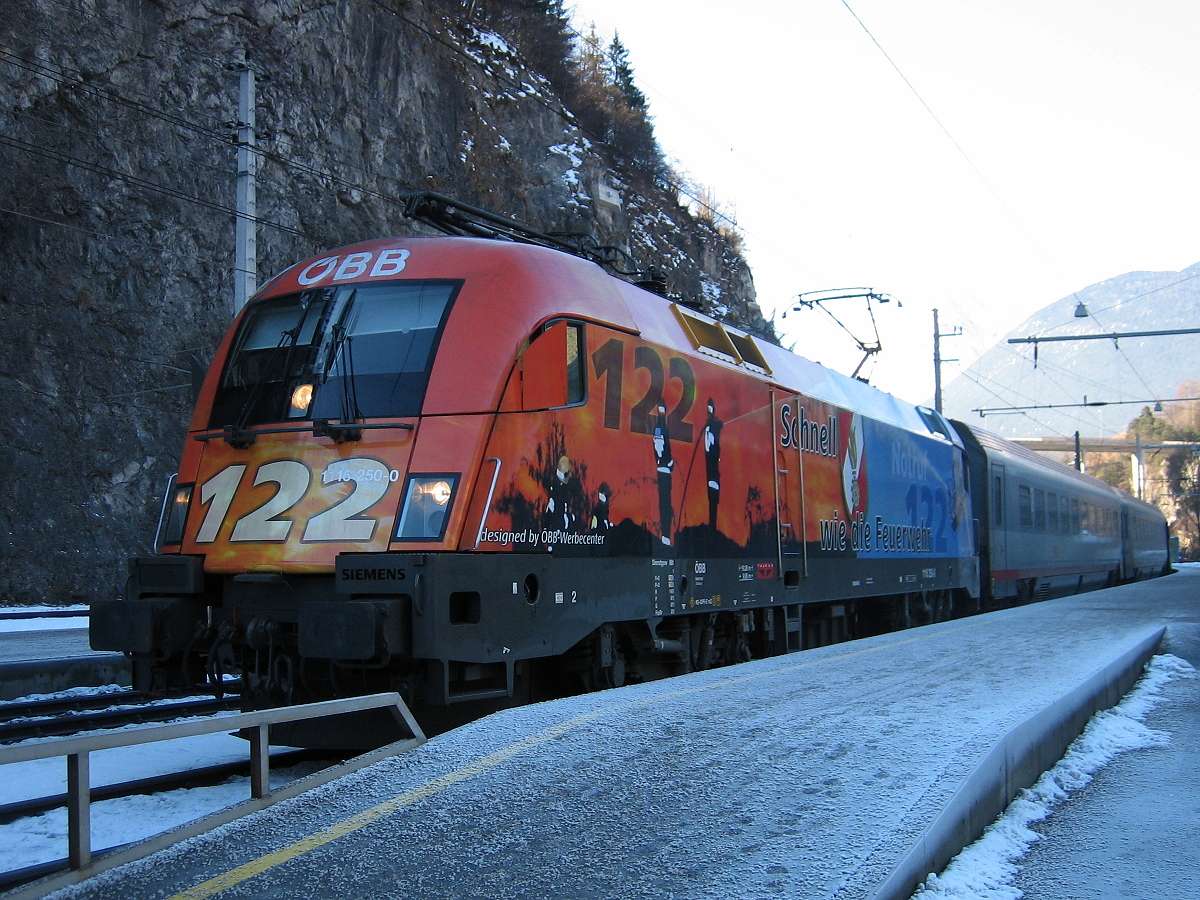 ÖBB 1116 250-0  Schnell wie die Feuerwehr  mit einem Schnellzug von Lindau Hbf nach Innsbruck Hbf beim Zwischenhalt in Imst-Pitztal. Aufgenommen am 11.01.2009