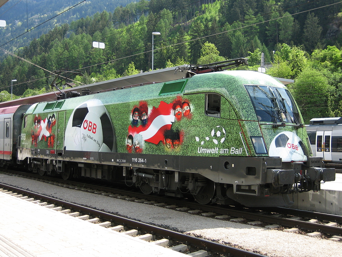 ÖBB 1116 264-1  Euromotion EM 2008  an einem EC nach Feldkirch beim Zwischenhalt im Bahnhof Landeck-Zams. Aufgenommen am 11.05.2008