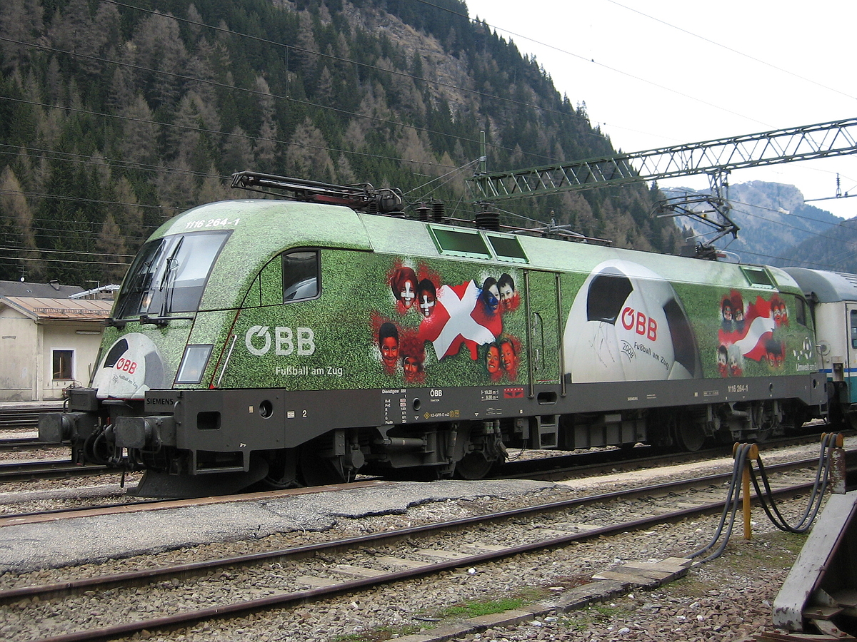 ÖBB 1116 264-1  Euromotion EM 2008  mit dem EC 87 von München Hbf nach Venezia Santa Lucia bei der Einfahrt in den Grenzbahnhof. Aufgenommen im Bahnhof Brenner/Brennero am 26.04.2009