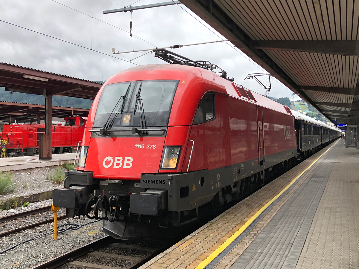 ÖBB 1116 278-3 bei der Ankunft auf Gleis 7 mit dem Venice Simplon Orient Express (VSOE / DRV 1368) von Venezia Santa Lucia nach Calais. Sieh zog den VSOE von Brenner/Brennero bis Innsbruck Hbf. Aufgenommen am 28.07.2021