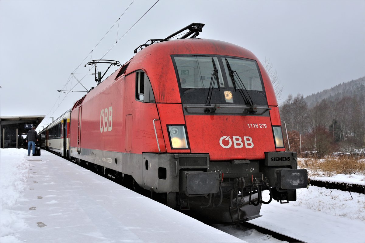 BB 1116 279 mit IC aus Zrich wartet auf Gleis 5 im Bahnhof Tuttlingen auf die Abfahrt nach Stuttgart Hbf. 30. Dezember 2017