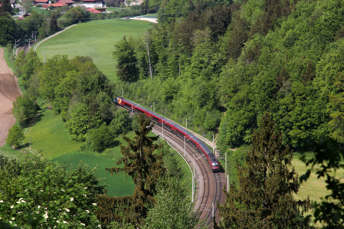 ÖBB 1116 xxx (Loknummer unbekannt // Vachendorf (aufgenommen vom St. Georgskircherl am Berg) // 12. Mai 2022
