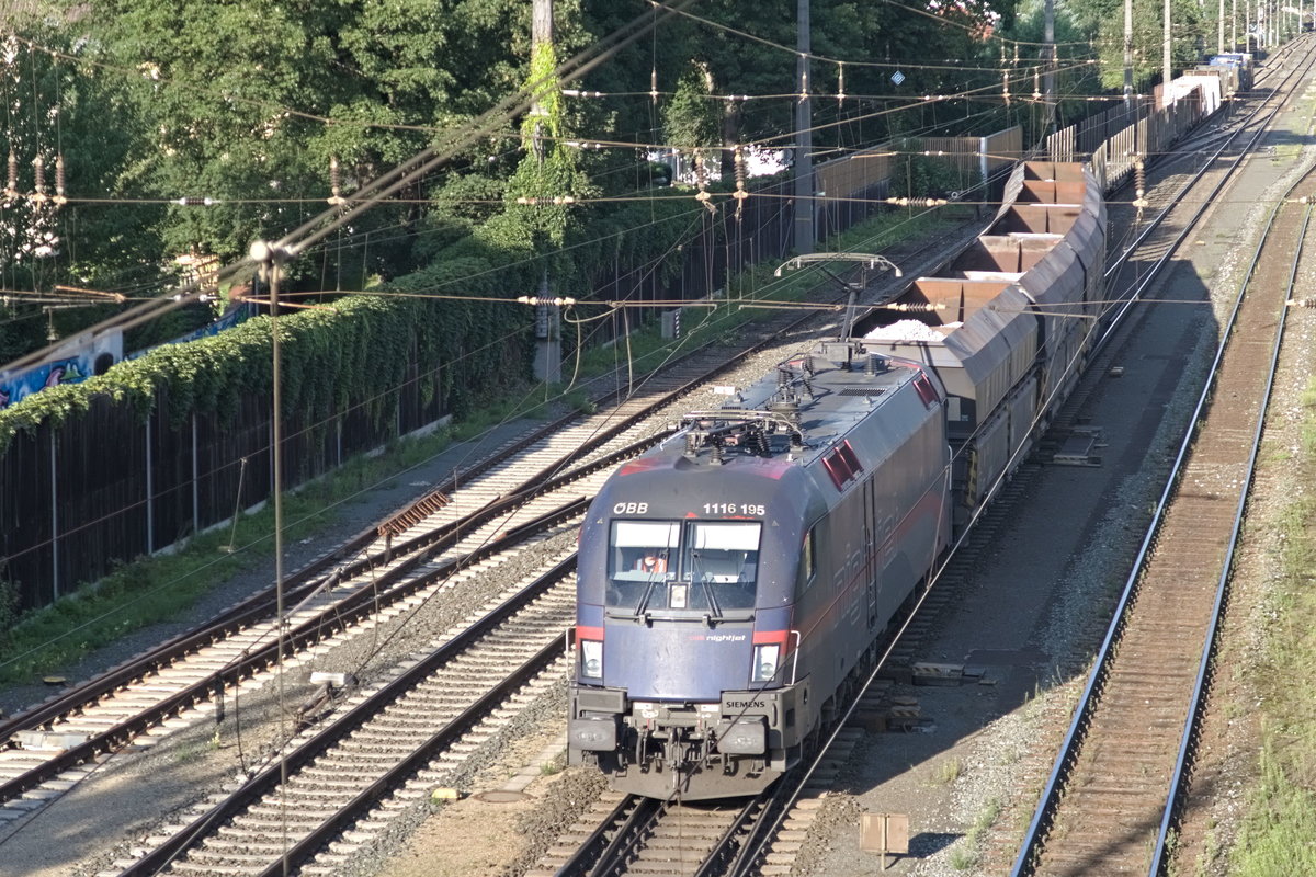 ÖBB 1116.195 in nightjet-Lackierung vor Güterzug bei Einfahrt in den Bahnhof Hall i. T. Aufgenommen 14.8.2019.