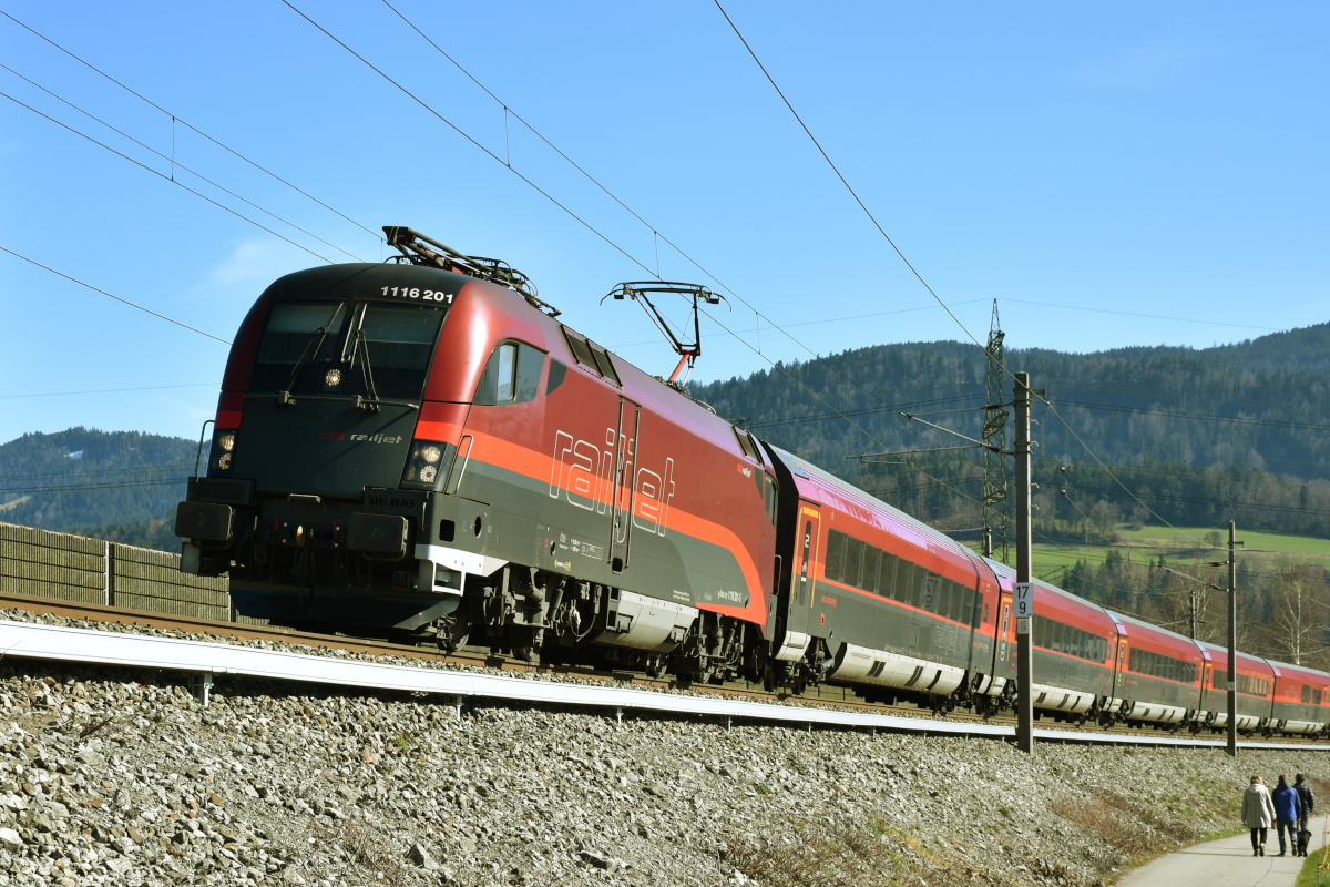 ÖBB  1116.201 mit ihrem Railjet am 15.03.2020 in Wolfurt in Fahrtrichtung Güterbahnhof bzw, Bregenz