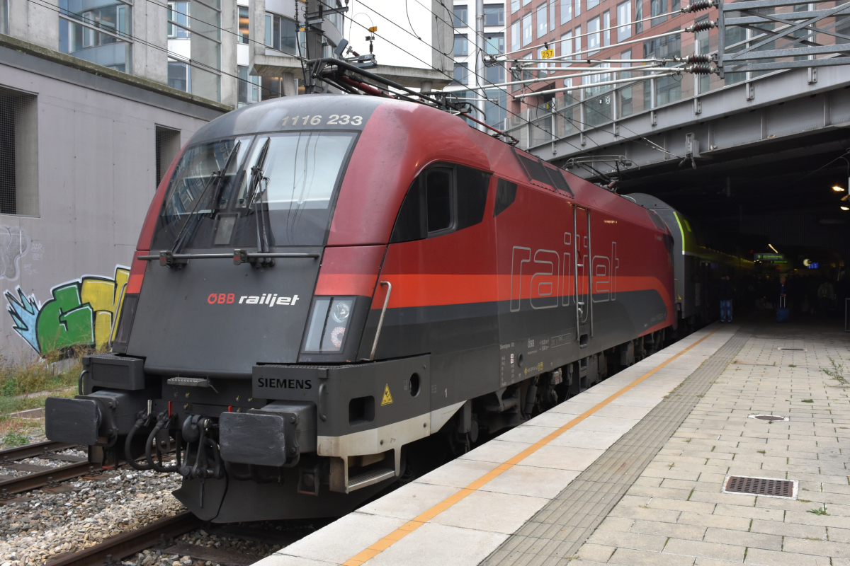 ÖBB 1116.233 im RailJet-Design vor einem City Airport Train, CAT-Terminal Wien Mitte, 14.10.2019. 
Der City Airport Train transportiert Flugreisende (in erster Linie Geschäftsreisende, Diplomaten) ohne Halt vom Zentrum zum Flughafen Wien. Eingecheckt (samt Gepäckaufgabe) wird am Bahnhof, ein Check-in am Flughafen ist nicht mehr notwendig. 
Die City Air Terminal Betriebsgesellschaft m.b.H. ist eine Tochter von ÖBB-Personenverkehr AG (49,9 % der Anteile) und Flughafen Wien AG (50,1 % der Anteile). Die Züge sollten unverwechselbar sein und haben ein eigenes Corporate Design. Allerdings bekamen die Loks bald andere Aufgaben zugeteilt und können gelegentlich auch auswärts beobachtet werden. Im Gegenzug werden gelegentlich »normale« RailJet-Loks vor den CAT gespannt.