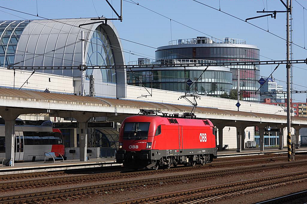 �BB 1116.267 steht am 30.08.2009 aufgeb�gelt vor der Haupthalle des modernen Bahnhof
Bratislava Petrzalka.