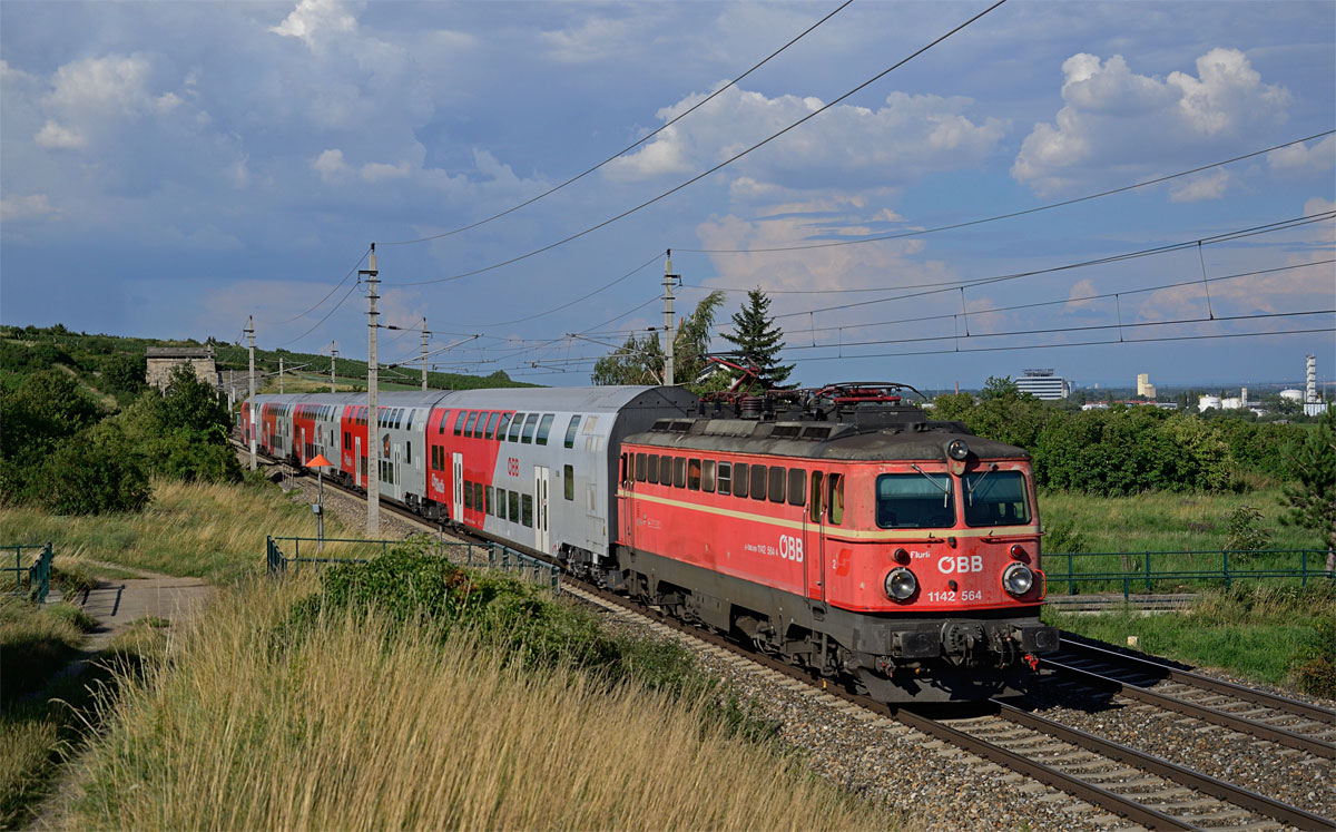 ÖBB 1142 564 mit R 2251 von Wien Floridsdorf nach Payerbach-Reichenau, Pfaffstätten. 15.07.2014