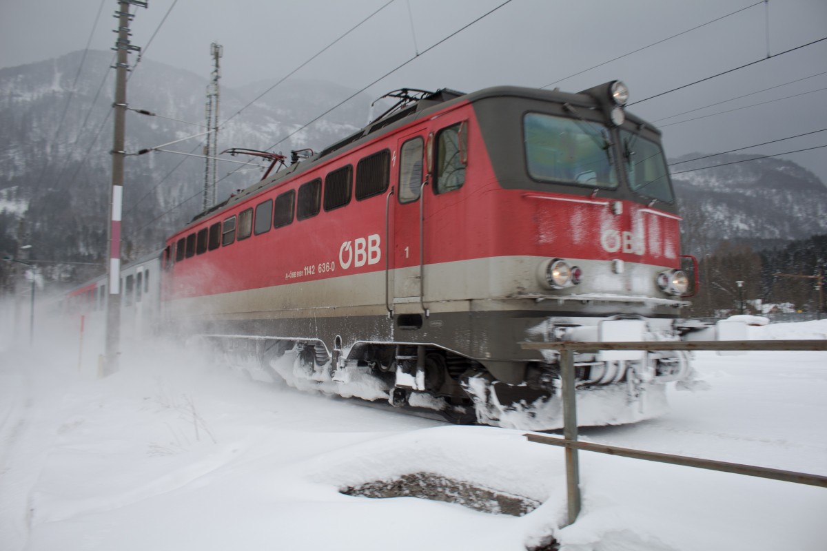ÖBB 1142 636-0 als R 4411 bei der Durchfahrt in Bad Ischl Frachtenbf.