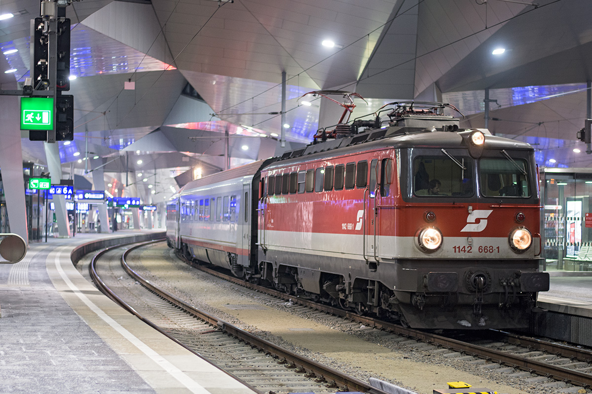 ÖBB 1142 668 mit den D 459 nach Mürzzuschlag wartet auf die Abfahrt vom Wiener Hauptbahnhof, 20.01.2017. 
