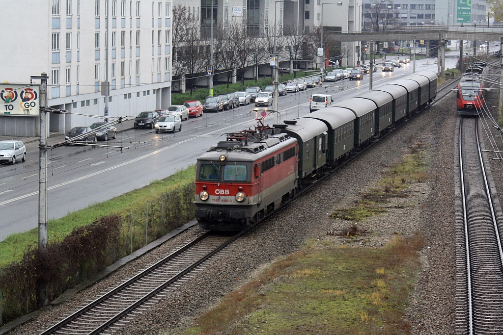 ÖBB 1142 688-9 am 07.Dezember 2014 mit dem SR 17733 bei der Hst. Handelskai.