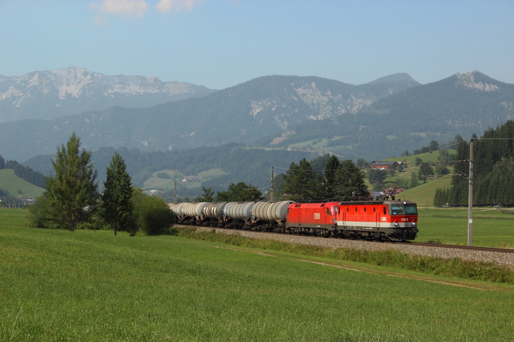 BB 1144 055 und 1116 14x bespannen am 06.08.13 einen Kesselzug ber die Pyhrnbahn.
Festgehalten kurz vor Spital am Phyrn.