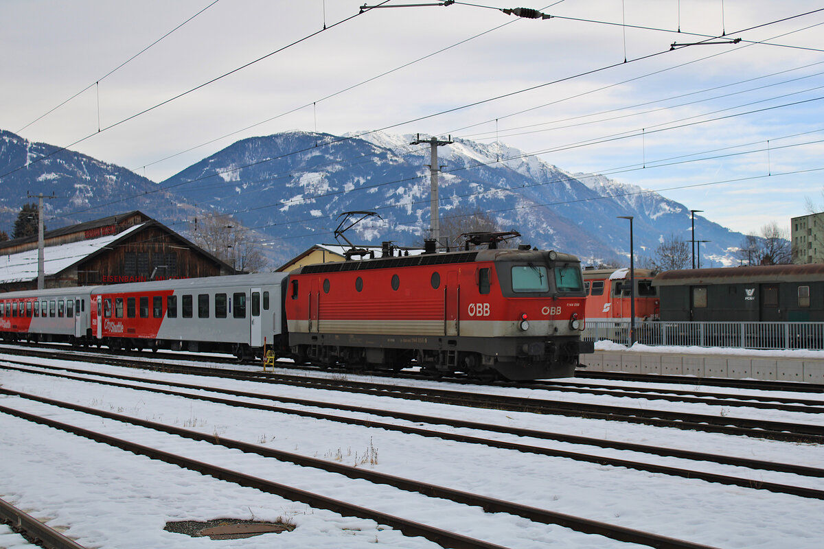 ÖBB 1144 056-9 steht in Lienz in Osttirol abgestellt. (31.12.2022)