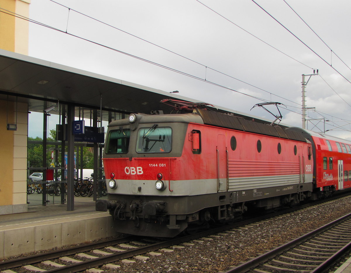 ÖBB 1144 081 mit dem R 2020 von St. Pölten Hbf nach Pöchlarn, am 01.06.2016 in Melk.