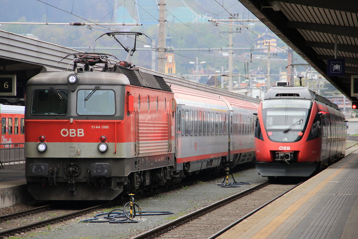 ÖBB 1144 098-1 mit dem IC 515 nach Graz Hbf kurz vor der Abfahrt auf Gleis 6 in Innsbruck Hbf. Am Nebengleis wartet ein 4024 Talent auf die Abfahrt nach Steinach in Tirol. Aufgenommen am 16.04.2014