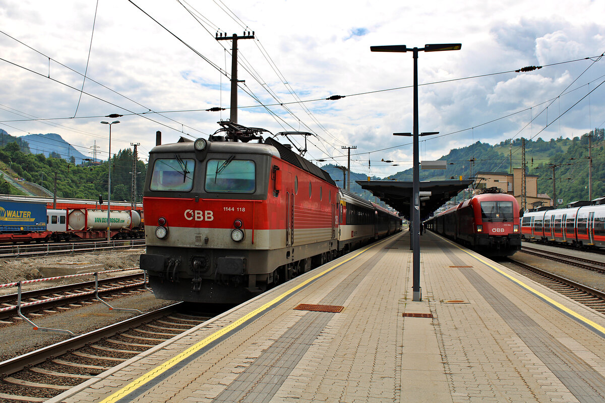 ÖBB 1144 118 verlässt mit dem IC 793 (Klagenfurt Hbf - Salzburg Hbf) den Bahnhof Schwarzach-St. Veit. (10.06.2023)