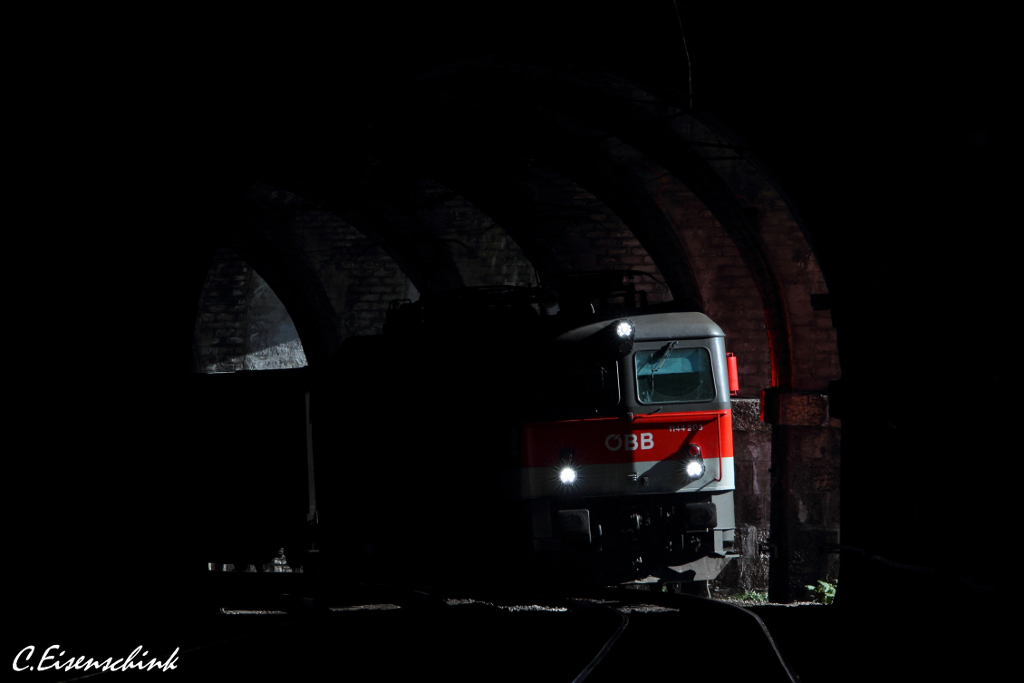 BB 1144 203 bespannt am 26.10.13 einen Hackschnitzelzug ber den Semmering.
Hier ist der Zug in der Galerie des Weinzettelwand Tunnels zu sehen.
Um dieses Motiv umzusetzen bentigt man eine groe Brennweite. Der Standpunkt befindet sich auerhalb des Tunnels.