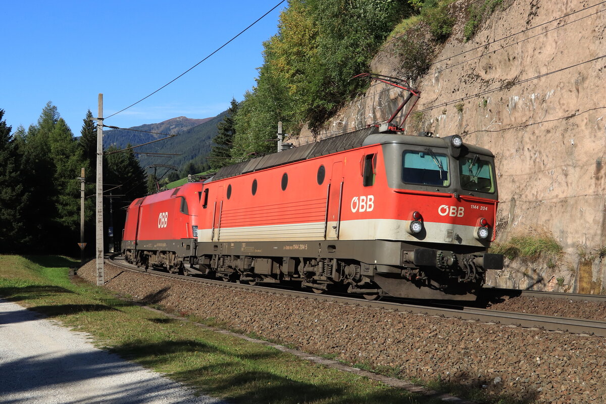 ÖBB 1144 204-5 & 1016 029-6 als Lokzug hoch auf den Brennerpasse um den VSOE - Venice Simplon Orient Express abzuholen. Aufgenommen bei Gries am Brenner am 25.09.2021
