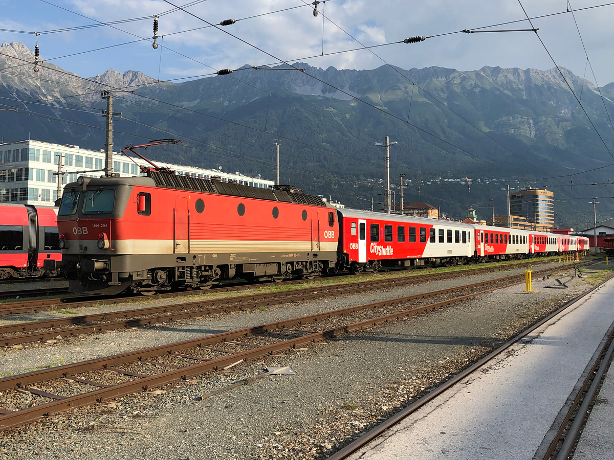 ÖBB 1144 204-5 mit einem REX aus Landeck-Zams am frühen Morgen. Der Zug wurde im Ostbereichs des Bahnhofs abgestellt und fuhr am späten Nachmittag wieder nach Landeck-Zams. Aufgenommen in Innsbruck Hbf am 13.08.2021