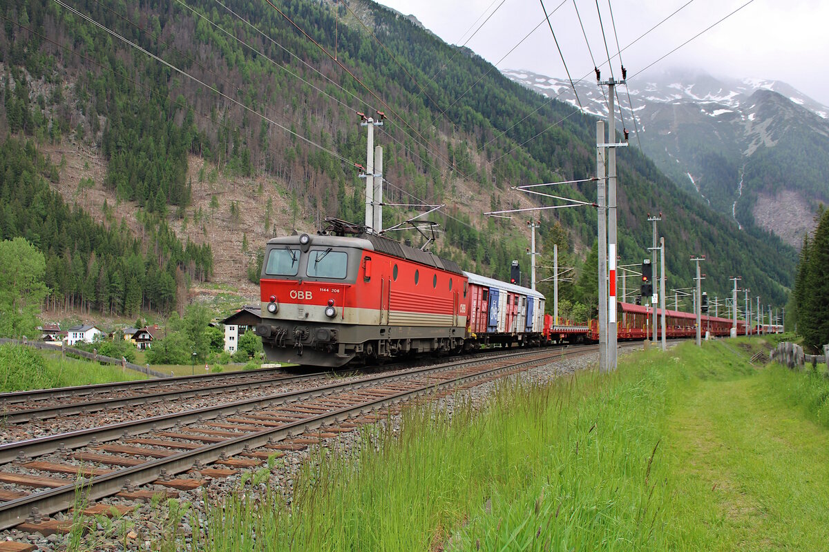 ÖBB 1144 206 rollt mit der Autoschleuse Tauernbahn nach Mallnitz-Obervellach. (11.06.2023)