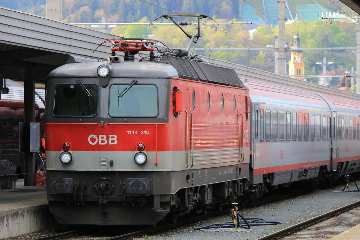 ÖBB 1144 210-2 wartet mit dem IC 515 nach Graz Hbf kurz vor der Abfahrt auf Gleis 6 in Innsbruck Hbf. Aufgenommen am 20.04.2014
