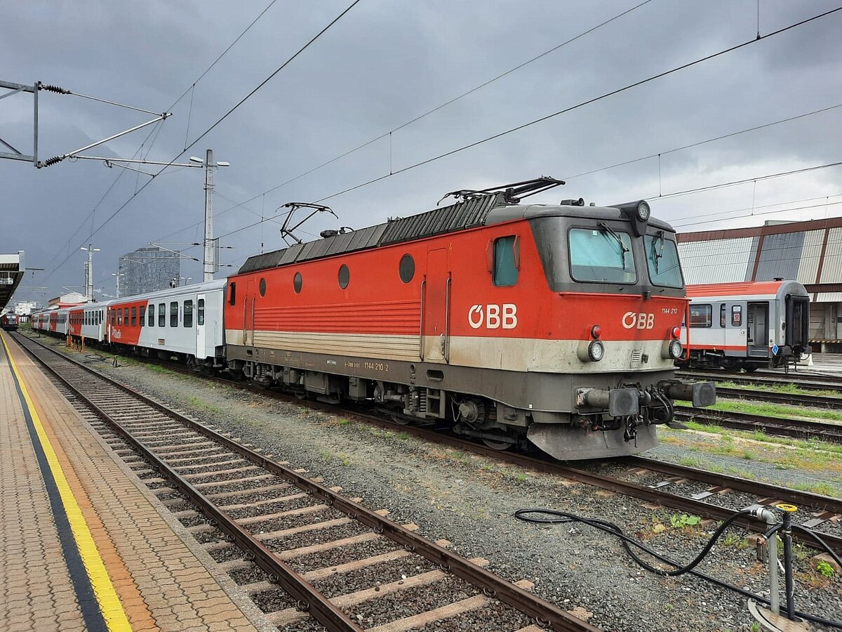 ÖBB 1144 210 pausiert am 28.07.2021 mit CityShuttle-Wagen in Innsbruck Hbf.