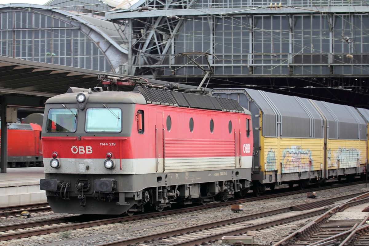ÖBB 1144 219 durchfährt Bremen Hbf. 23.11.2017