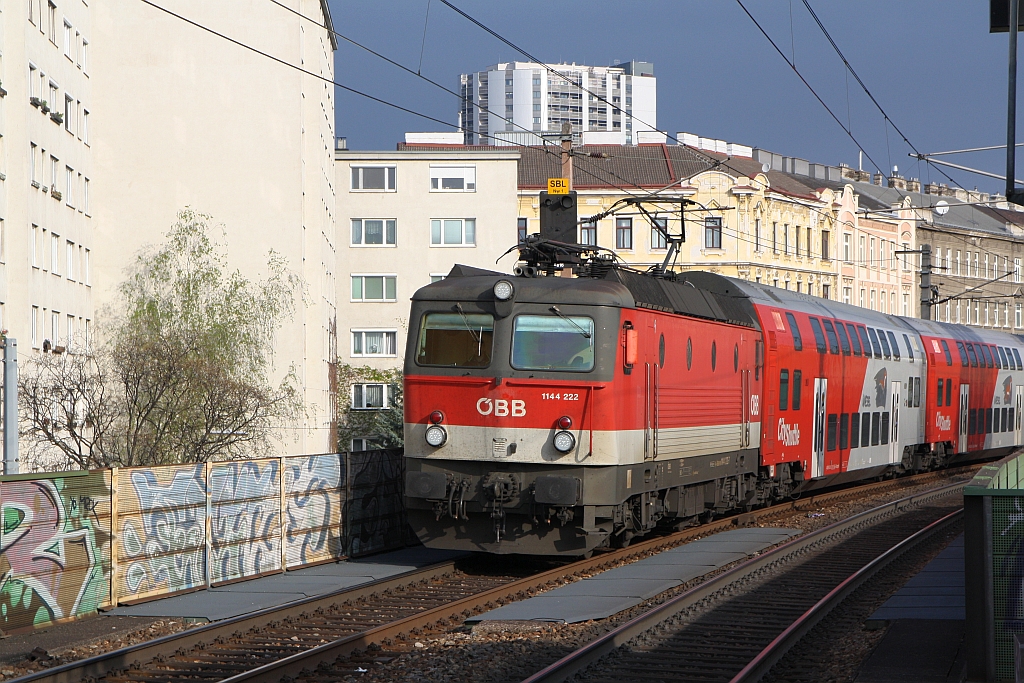 ÖBB 1144 222-7 am 07.April 2019 mit dem R 2319 (Floridsdorf - Wr.Neustadt) bei der Haltestelle Traisengasse.