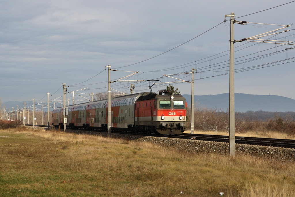 ÖBB 1144 230-0 am 14.Dezember 2019 mit dem R 2321 (Wien Floridsdorf - Payerbach-Reichenau) kurz vor der Haltestelle Sollenau.