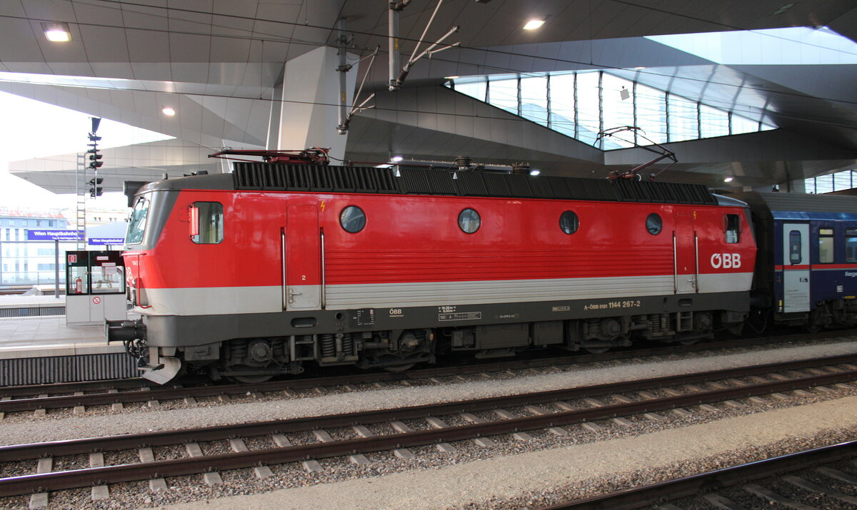 ÖBB 1144 267 am Abend des 15.08.2022 in Wien Hauptbahnhof. Sie bespannte den NJ 233 / NJ 40233 nach Milano Porta Garibaldi und Roma Termini. 