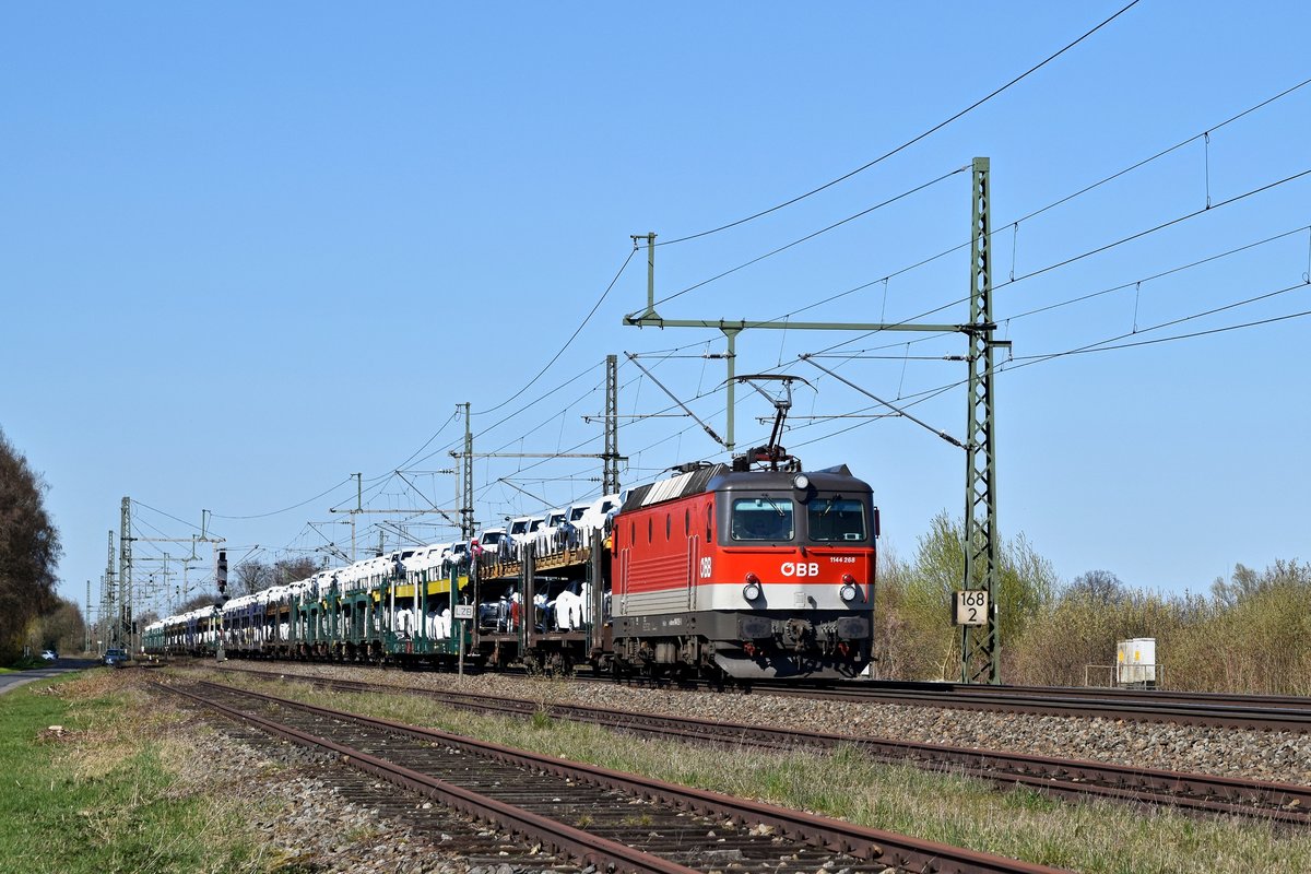 ÖBB 1144 268 mit Autotransportzug in Richtung Osnabrück (bei Diepholz, 01.04.19).