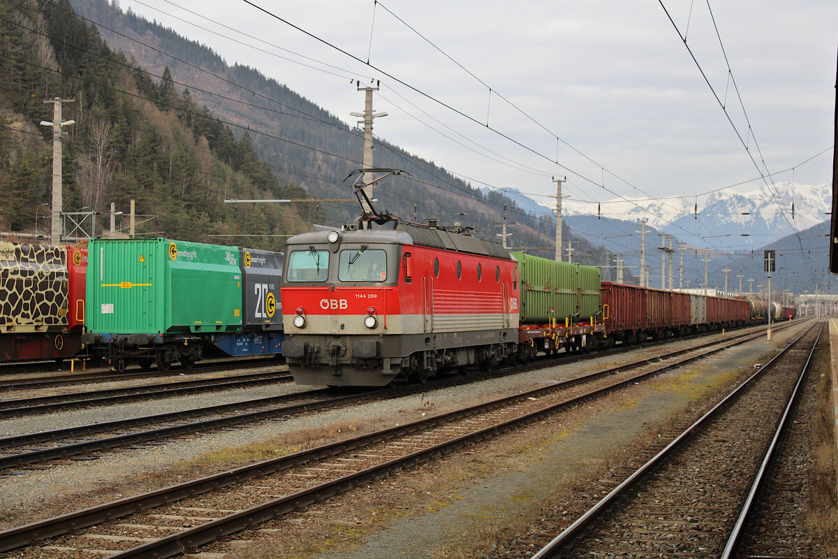 ÖBB 1144 269-8 steht in St. Michael mit einem Güterzug bereit. (28.12.2022)