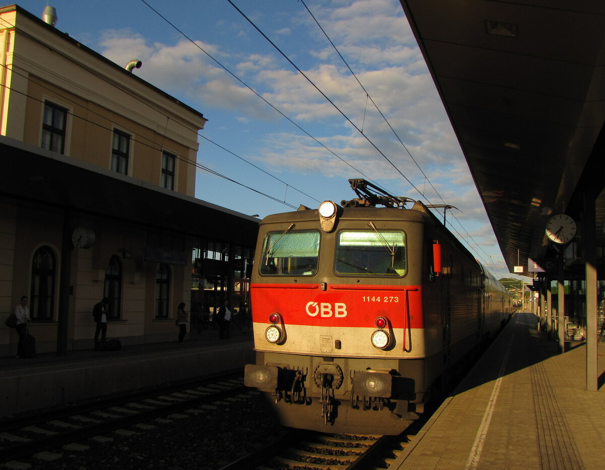 ÖBB 1144 273 mit dem REX 1946 von St. Pölten Hbf nach St. Valentin, am 31.05.2016 in Melk.