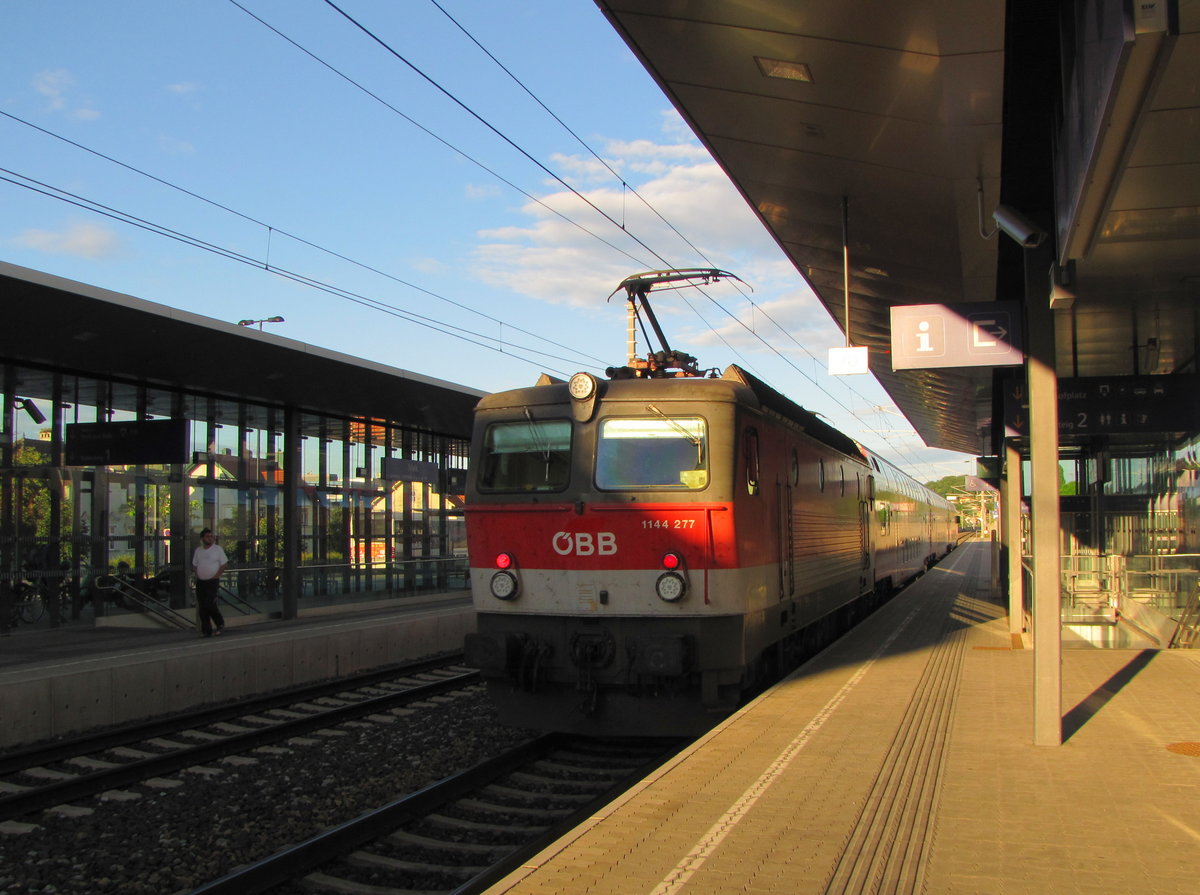 ÖBB 1144 277 mit dem REX 1663 von St. Valentin nach Wien Westbf, am 31.05.2016 in Melk.