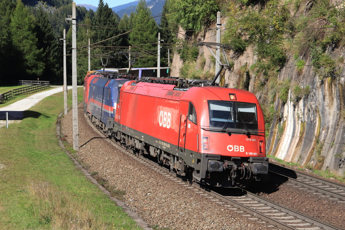 ÖBB 1216 001-8, 1116 195-9  NightJet  & 1216 007-5 ziehen einen schweren Nothegger KLV Zug nach Italien hoch auf den Brennerpass. Aufgenommen bei Gries am Brenner am 25.09.2021