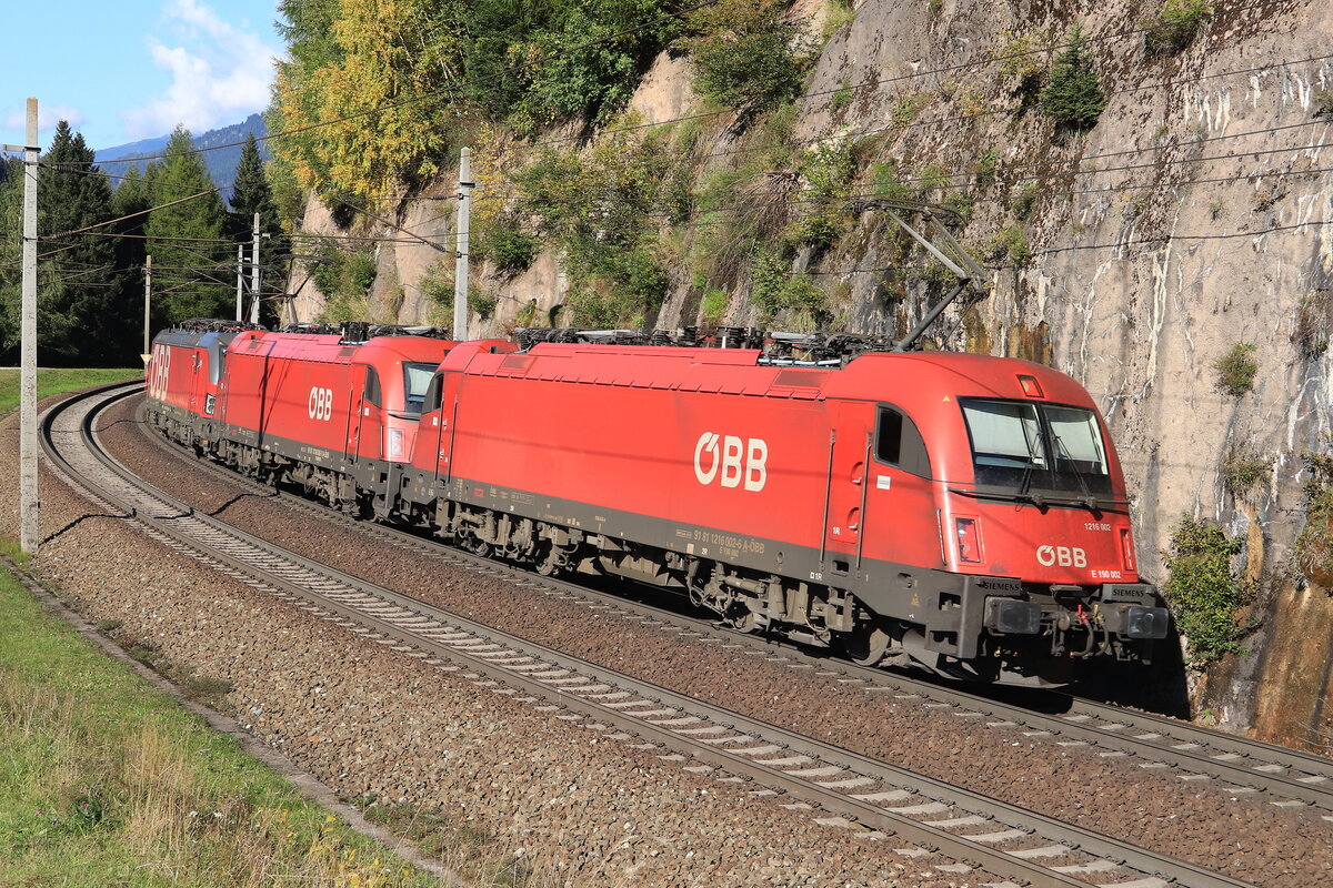 ÖBB 1216 002-6, 1216 006-7 & eine Vectron als Lokzug wieder retour Richtung Innsbruck Hbf. Aufgenommen bei Gries am Brenner am 09.10.2021