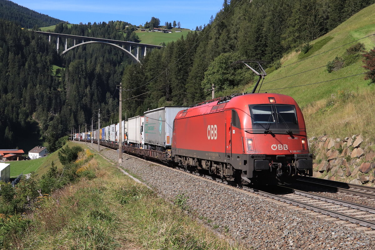 ÖBB 1216 002-6 als Zuglok einer ROLA von Wörgl Terminal Nord nach Brennersee bei der Bergfahrt. Aufgenommen bei St. Jodok am Brenner am 25.09.2021