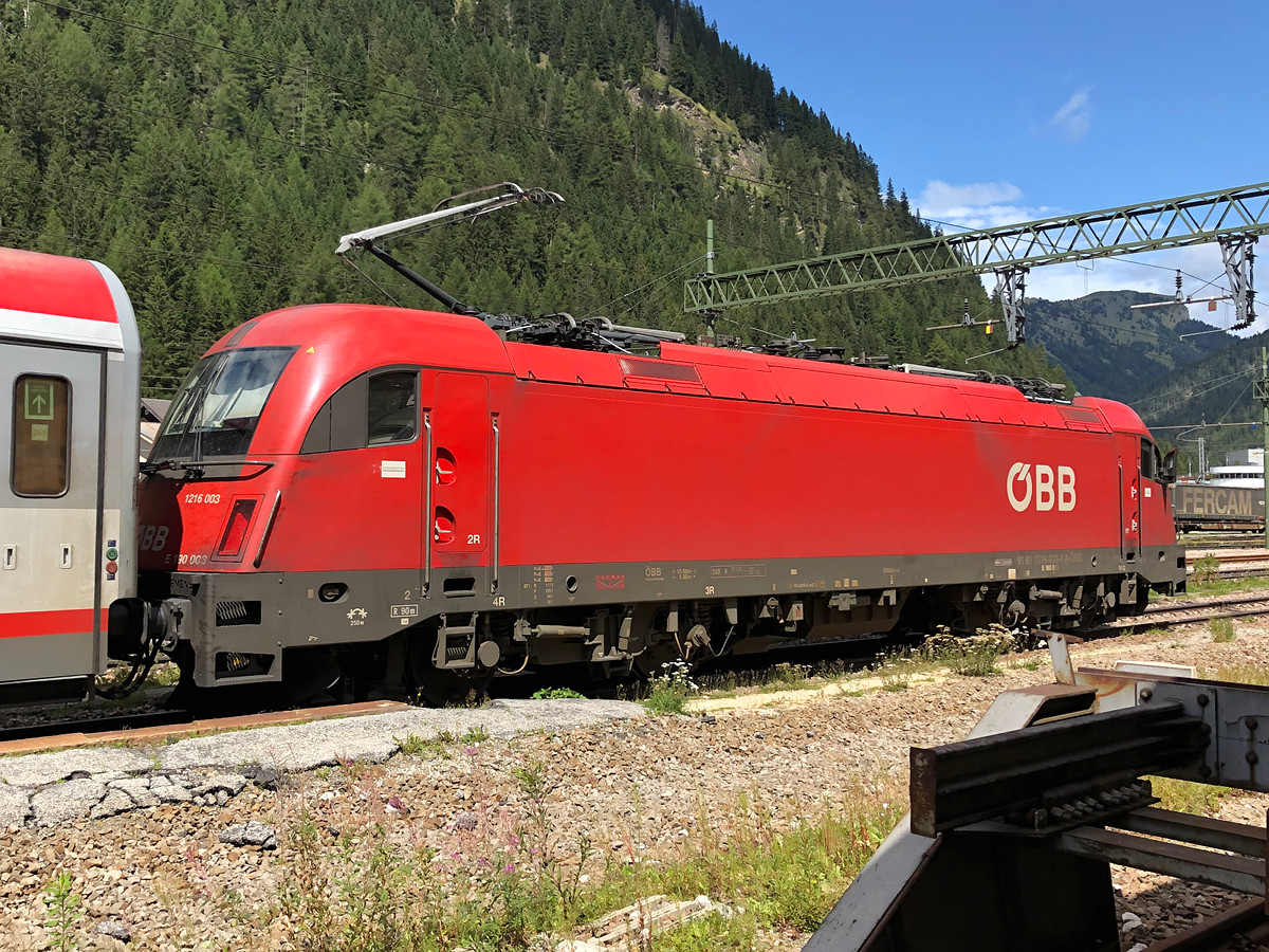 ÖBB 1216 003-4 mit dem EC 88 von Bologna Centrale nach München Hbf bei der Ausfahrt aus dem Bahnhof Brenner/Brennero. Aufgenommen am 23.08.2021