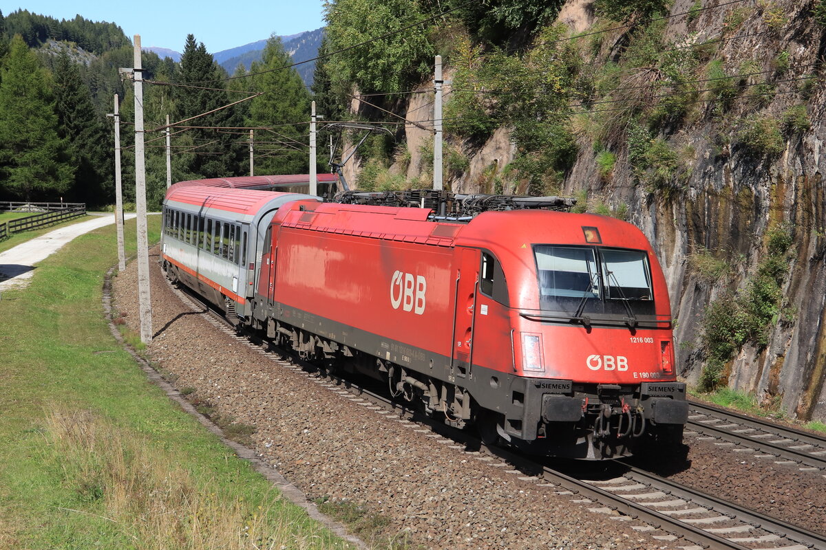 ÖBB 1216 003-4 mit dem EC 87 von München Hbf nach Venezia Santa Lucia. Aufgenommen bei Gries am Brenner am 25.09.2021