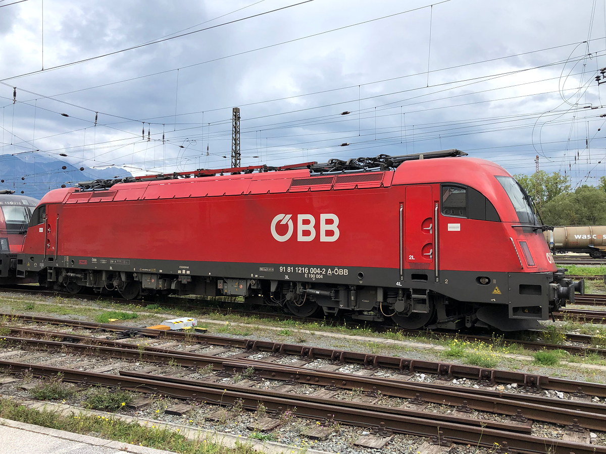 ÖBB 1216 004-2 abgestellt in Innsbruck Hbf. Aufgenommen am 19.09.2021