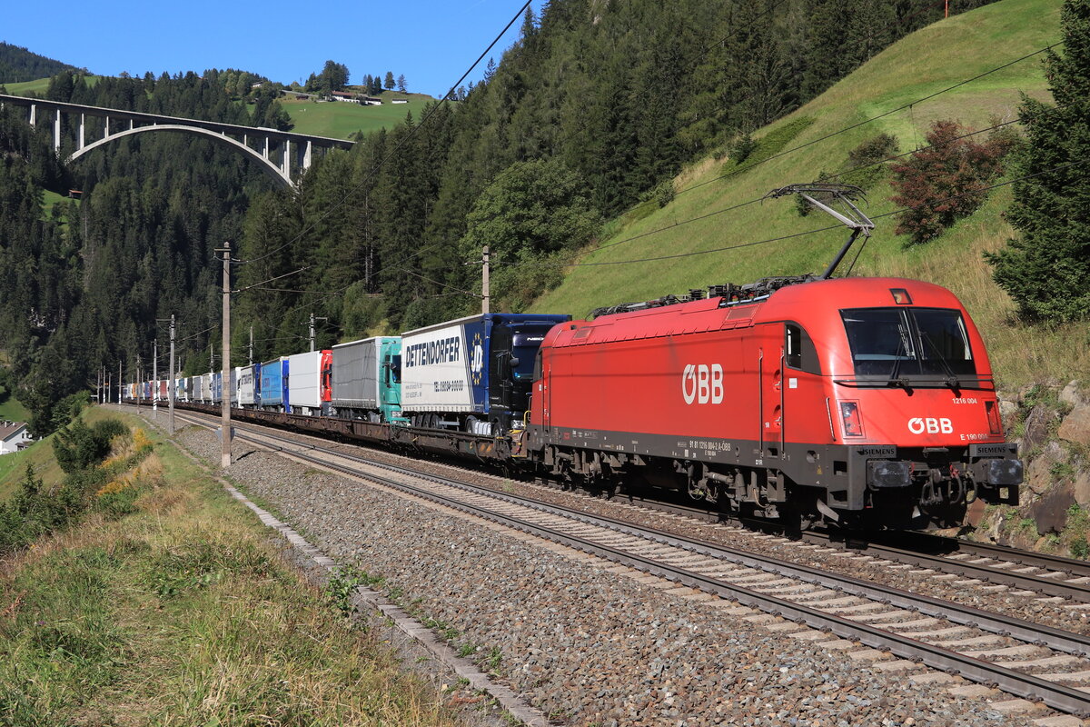 ÖBB 1216 004-2 am Zugschluss einer ROLA von Brennersee nach Wörgl Terminal Nord bei der Talfahrt. Aufgenommen bei St. Jodok am Brenner am 25.09.2021