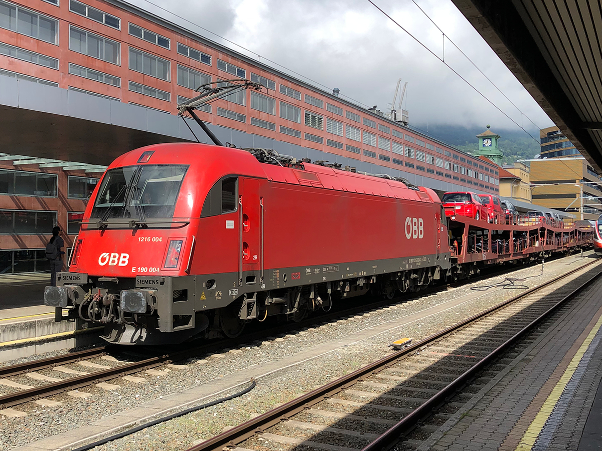 ÖBB 1216 004-2 mit dem über 3h 30 Min verspäteten NightJet 40491/421 aus Hamburg-Altona/Amsterdam Centraal bei der Ankunft im Zugendbahnhof Innsbruck Hbf. Aufgenommen am 17.09.2021