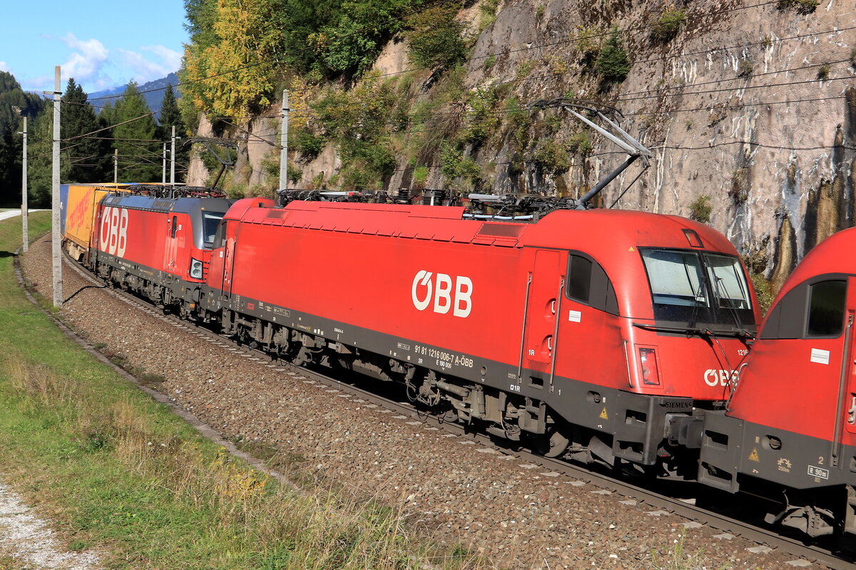 ÖBB 1216 006-7 als zweite Lok des Nothegger KLV Zuges Richtung Italien. Aufgenommen bei Gries am Brenner am 09.10.2021