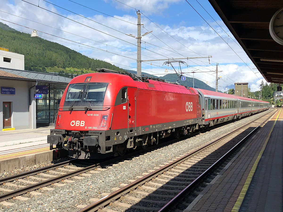 ÖBB 1216 006-7 mit dem EC 85 von München Hbf nach Rimini bei der Durchfahrt durch Steinach in Tirol. Aufgenommen am 23.08.2021