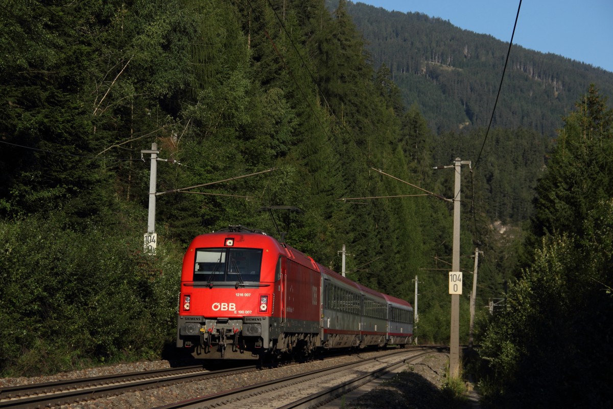 BB 1216 007 bespannt am 16.08.13 den Korridor Zug REX 1870 von Lienz in Osttirol nach Innsbruck und ist hier bei St.Jodok zu sehen.