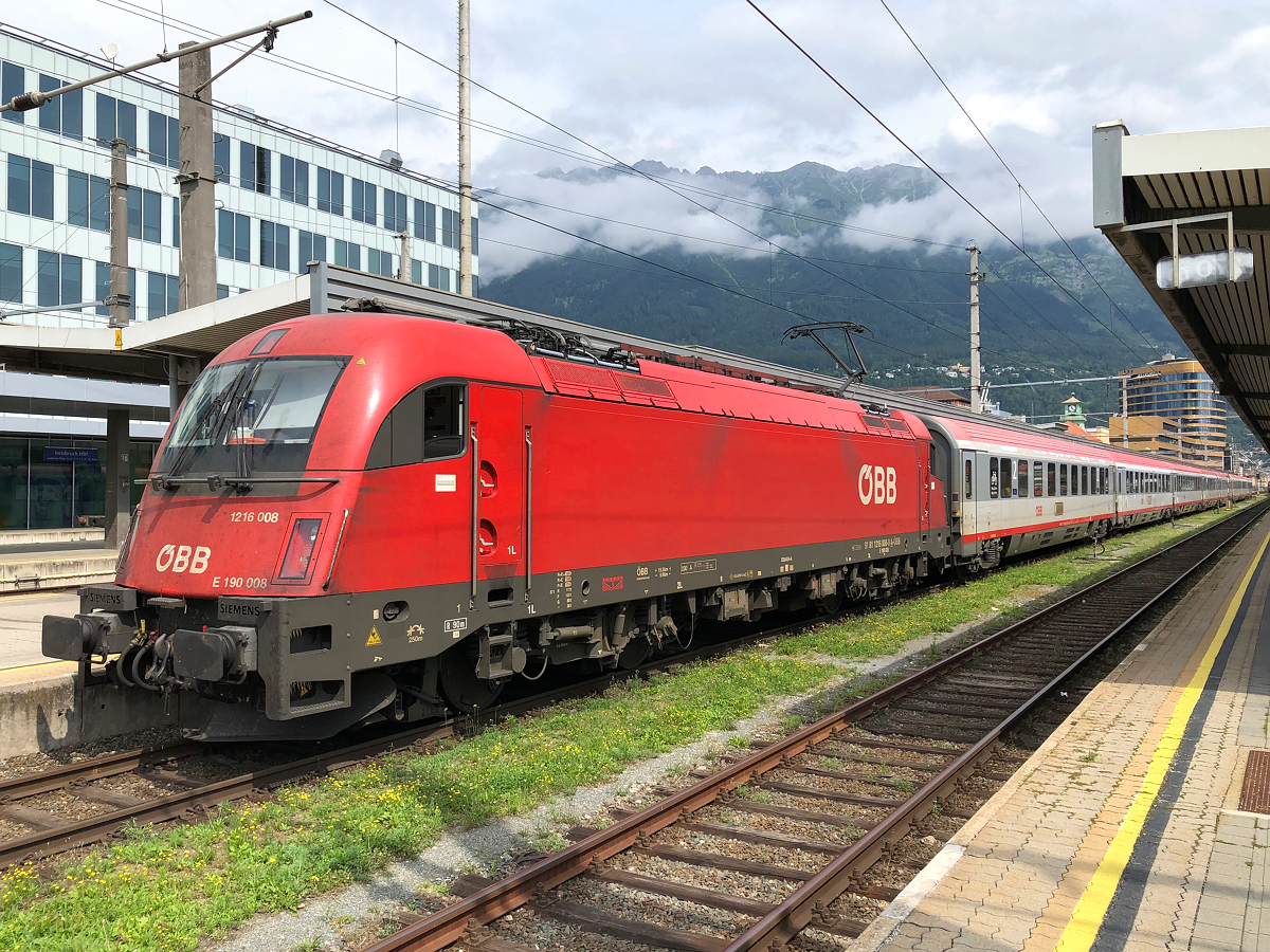 ÖBB 1216 008-3 mit EC 85 von München Hbf nach Rimini. Hier beim Zwischenhalt in Innsbruck Hbf am 25.07.2021