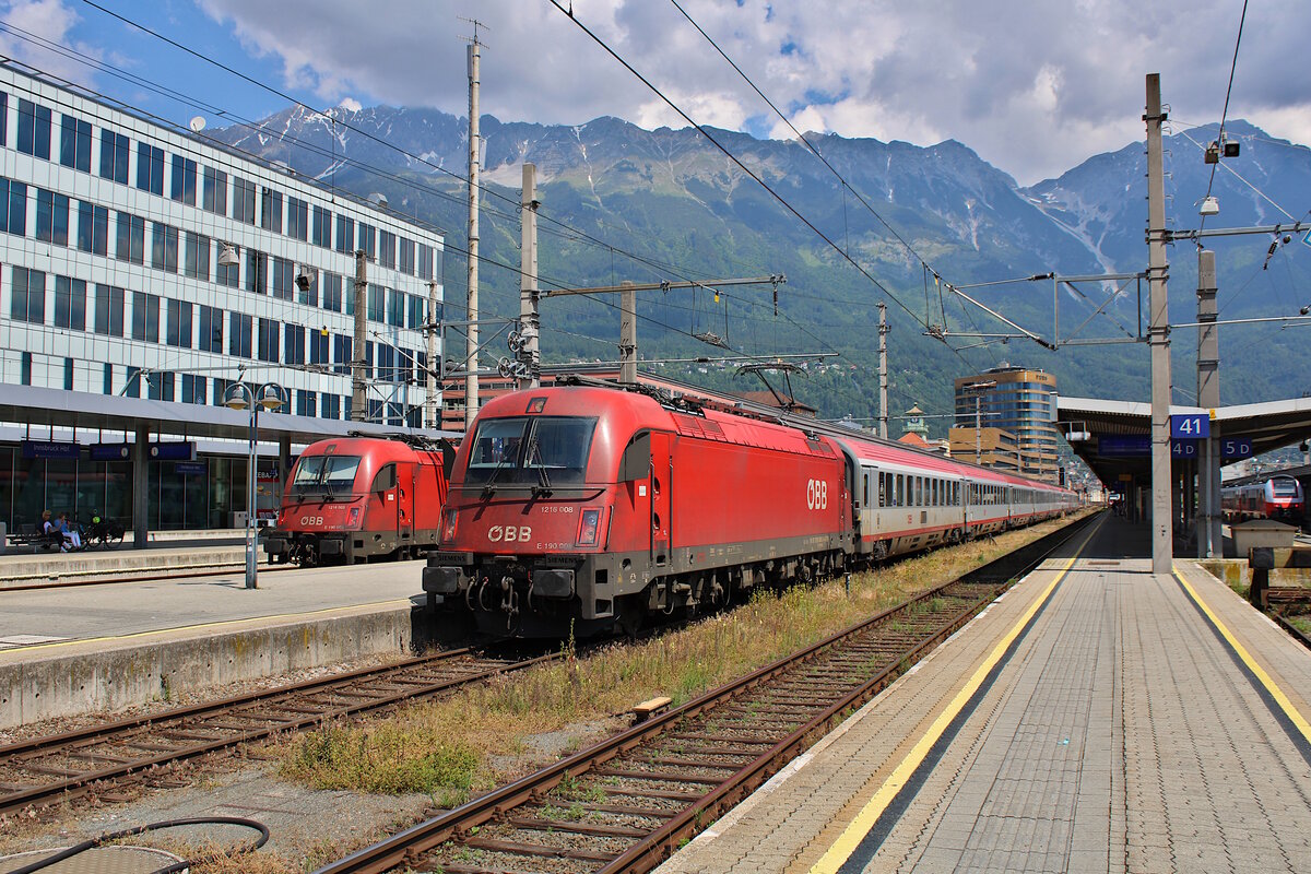 ÖBB 1216 008 steht mit dem EC 83 (München Hbf - Rimini) in Innsbruck Hbf und wartet auf Streckenfreigabe zum Brenner. Nebenan steht noch 1216 003 mit dem endenden EC 81 (München Hbf - Bologna). (10.06.2023)