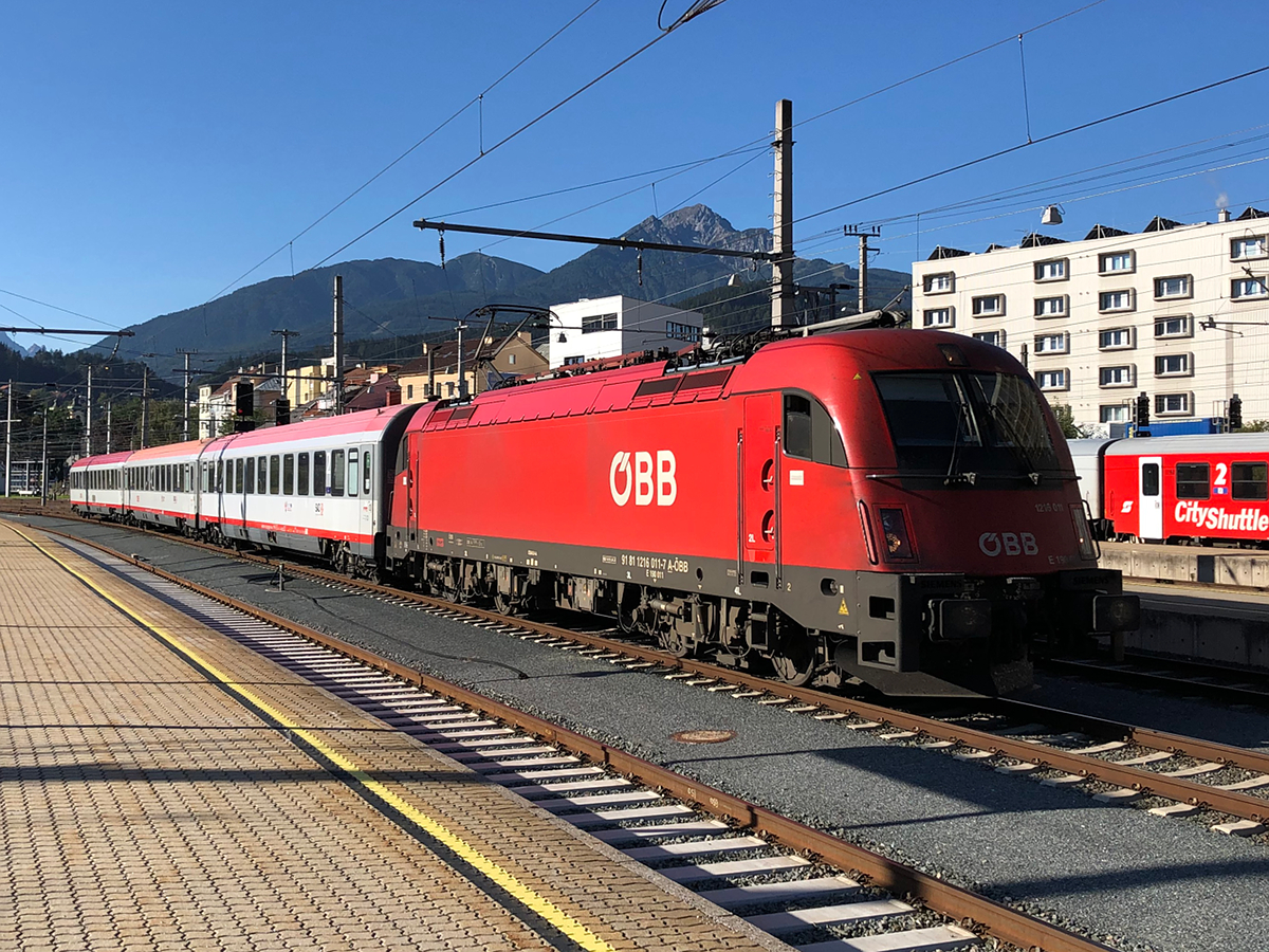 ÖBB 1216 011-7 mit dem REX 1826 aus Trento bei der Einfahrt in den Zugendbahnhof Innsbruck Hbf. Aufgenommen am 25.09.2021