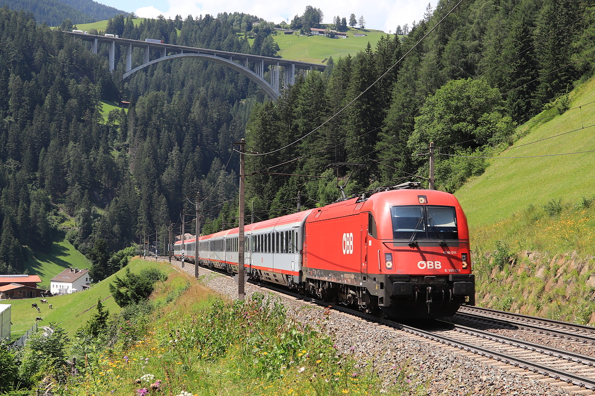 ÖBB 1216 011-7 mit EC 87 von München Hbf nach Venezia Santa Lucia hier kurz vor dem Bahnhof St. Jodok am Brenner. Aufgenommen am 23.07.2021