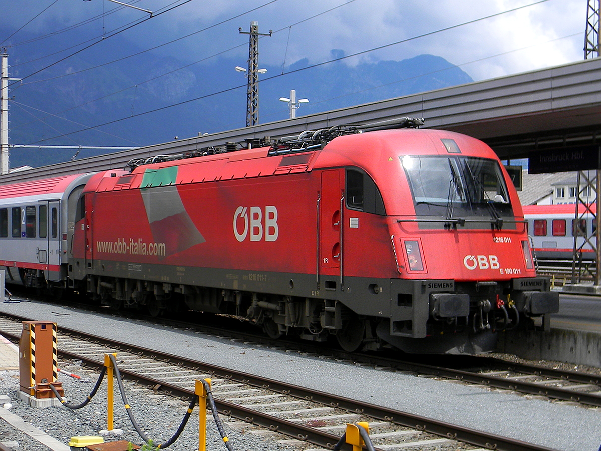 ÖBB 1216 011-7 mit EC 85  Michelangelo  von München Hbf nach Roma Termini beim Zwischenhalt und Lokwechsel in Innsbruck Hbf. Aufgenommen am 11.06.2011